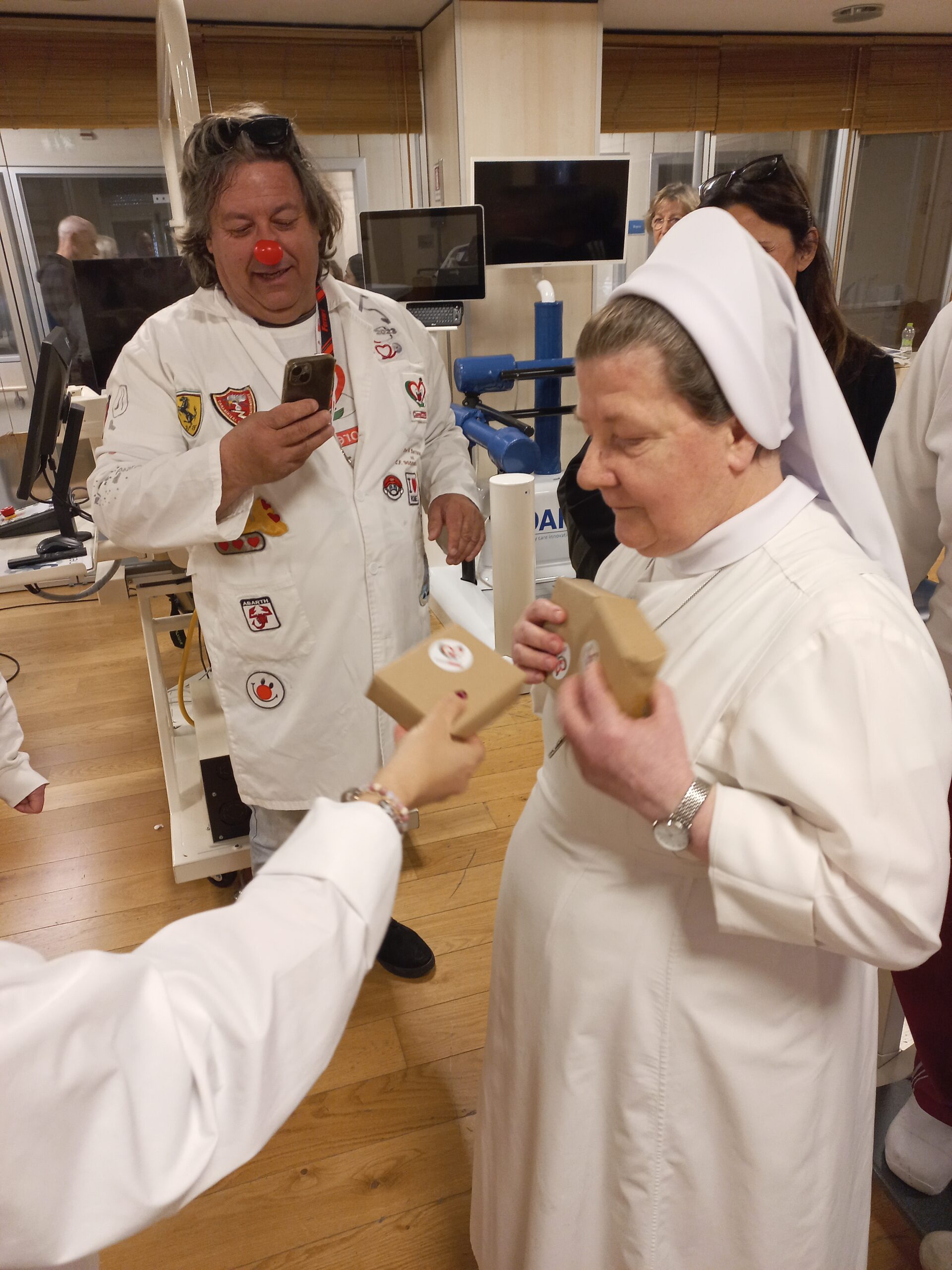 Roma – Ospedale IRCCS San Raffaele: donati, 10 auricolari bluetooth.