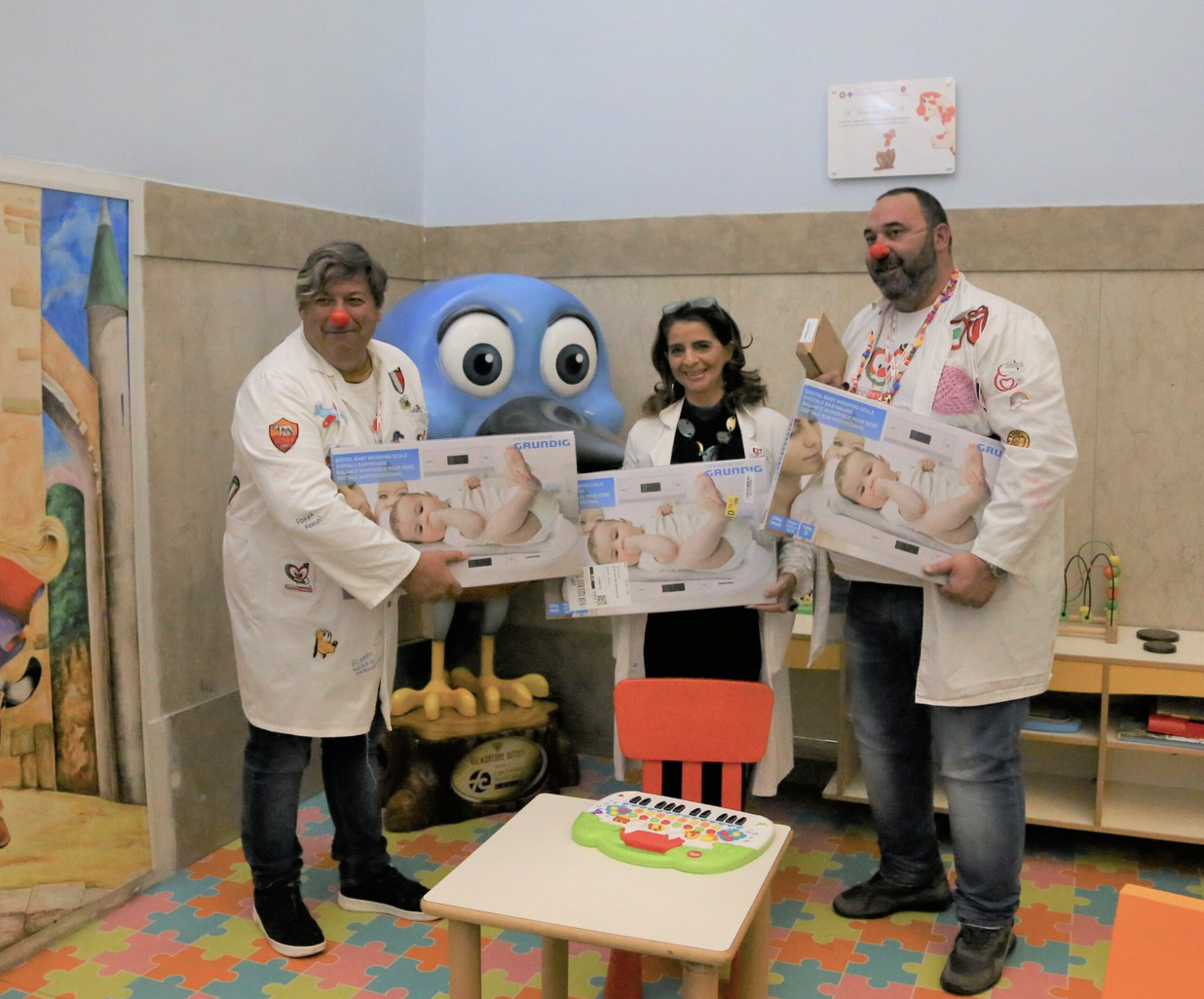 L’ASSOCIAZIONE  DI CLOWNTERAPIA CUORE@CUORE DONA SORRISI, GIOCATTOLI E ATTREZZATURE ALLA CLINICA PEDIATRICA UMBERTO I